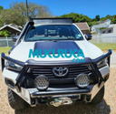 PLACA SOLAR FLEXIBLE DE CAPÓ 100W PARA TOYOTA HILUX / FORTUNER (2015–ACTUALIDAD)